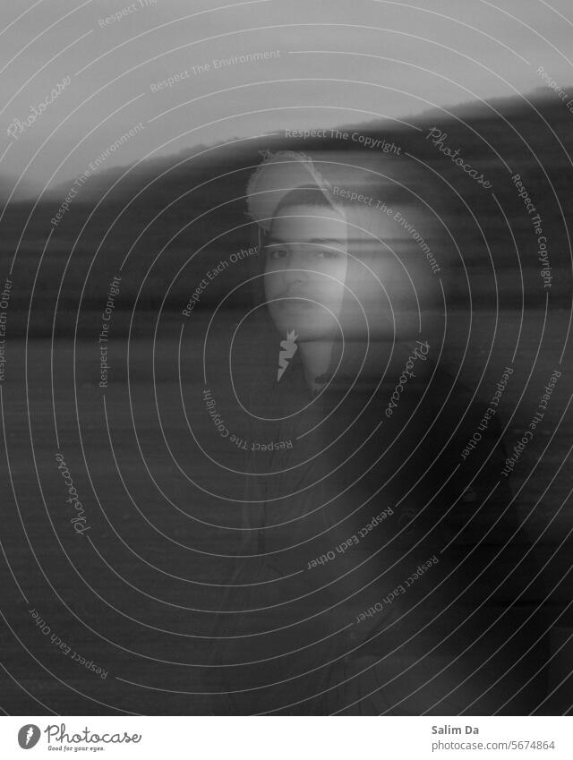 Künstlerische Erfassung von Bewegungsunschärfe in Schwarz-Weiß Porträt Hochformat Schwarzweißfoto Schwarz-Weiß-Fotografie schwarz auf weiß Unschärfe Porträts
