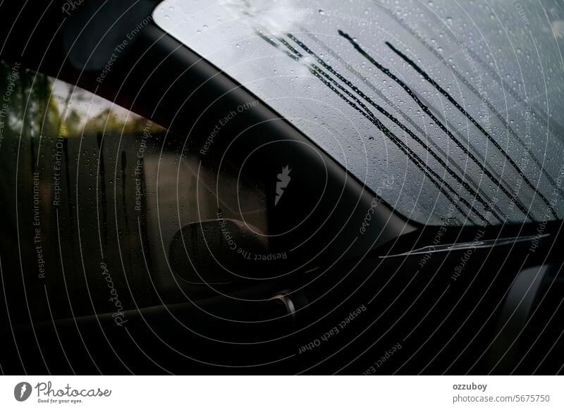 Nahaufnahme eines verschwitzten Autos mit Tau auf der Windschutzscheibe keine Menschen Regen Wasser Wetter Tropfen nass PKW Umwelt Fenster abstrakt Regentropfen