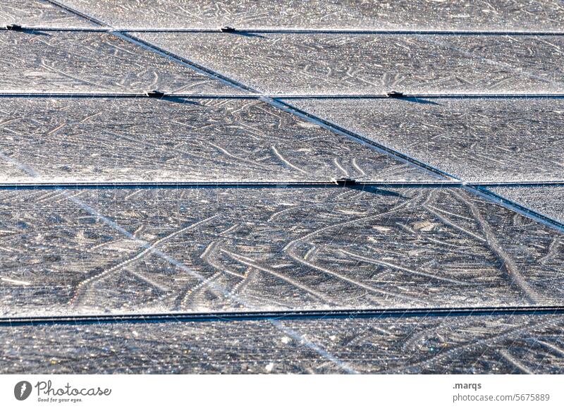 Gefrorene Solarzellen Eis Energie Energiewende Frost Winter Photovoltaik Sonnenkollektoren Umwelt bedeckt Elektrizität Stromerzeugung Ökostrom kalt Modul eisig