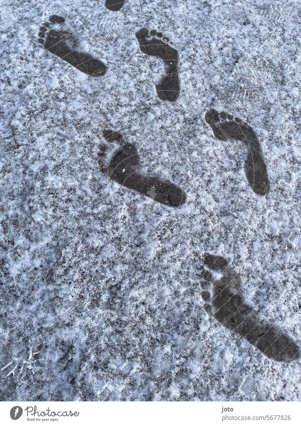 Fußabdrücke im Schnee Fußweg Wege & Pfade Fußabdruck im Schnee fußabdruck Barfuß Gesundheit Winter abhärten kalt kalte jahreszeit kalte Temperatur eisige Kälte