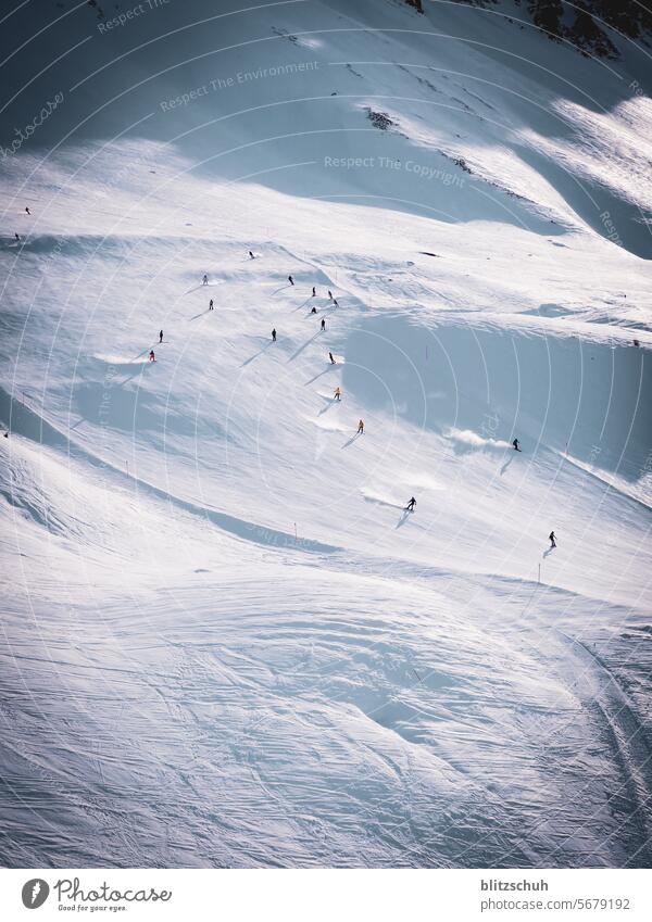 Skipisten gestöber Skifahren Schnee Winter Wintersport Sport Berge u. Gebirge Skier Free-Ski Alpen Winterurlaub Schneebedeckte Gipfel Natur