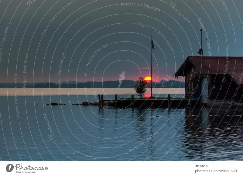 Es wird dunkel Dämmerung Abend Stimmung Fahnenmast Bootshaus See Sonnenuntergang Steg Horizont Natur ruhig Erholung Tourismus Romantik Kitsch Idylle schön