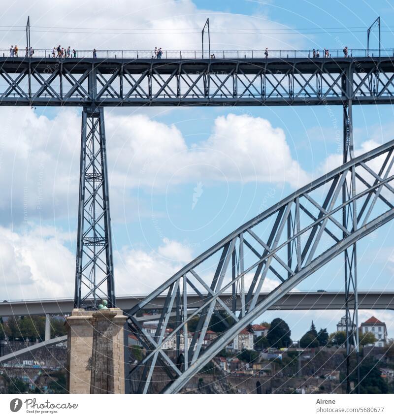 achtsam | überqueren Brücke Stahl Überquerung schwindelerregend Stahlbrücke Brückenkonstruktion Detailaufnahme grau Schwindelgefühl Stahlträger Architektur