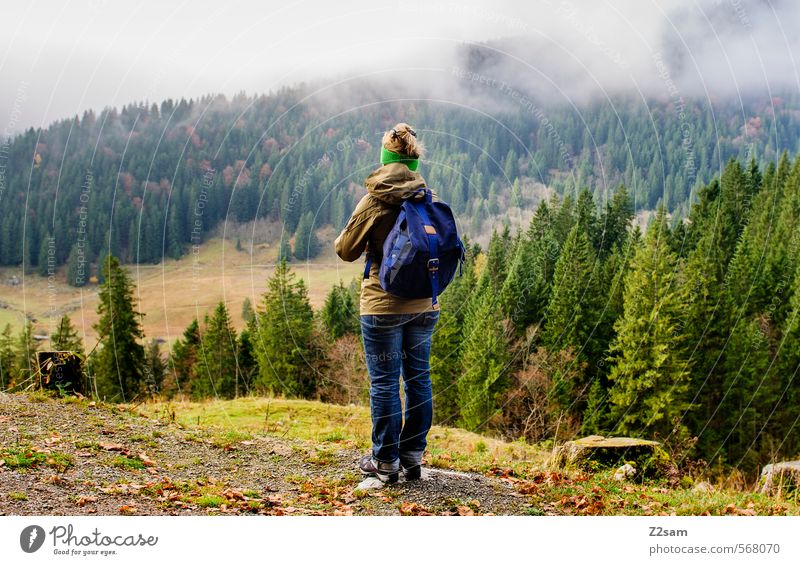 Junge Frau beim Wandern Ausflug Berge u. Gebirge wandern feminin Jugendliche 18-30 Jahre Erwachsene Natur Landschaft Herbst Wetter Nebel Baum Sträucher Wald
