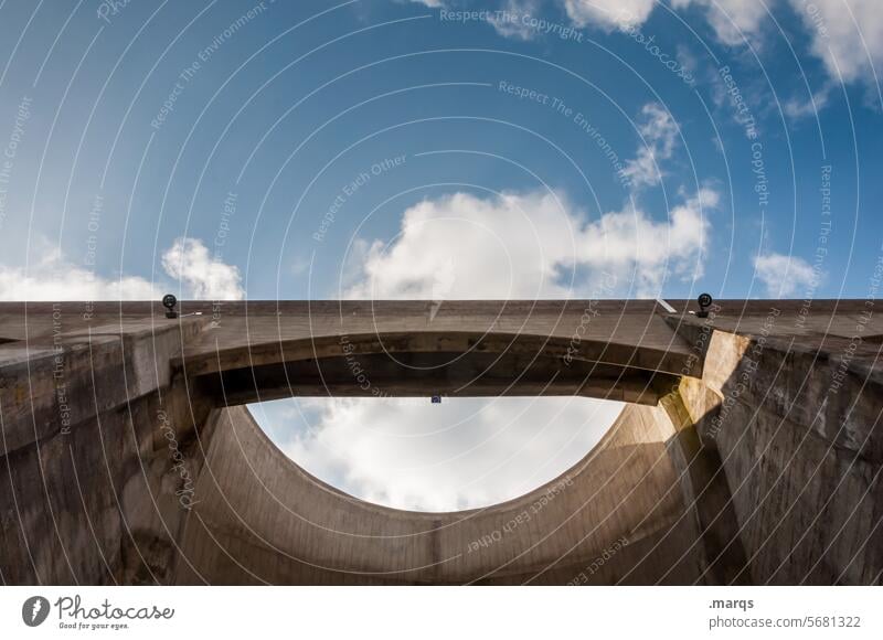 Staumauer Froschperspektive Symmetrie Architektur Bauwerk Brücke staudamm hoch Pfeiler Schönes Wetter Himmel Perspektive Loch