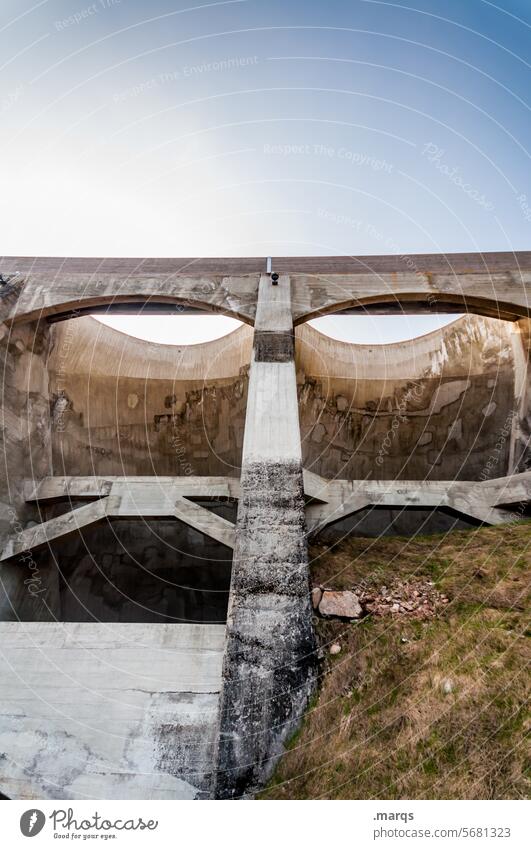 Von oben herab Froschperspektive Symmetrie bedrohlich Blick Beton Architektur Bauwerk Brücke Auge Schönes Wetter Himmel Gesicht Pfeiler streng beobachten hoch