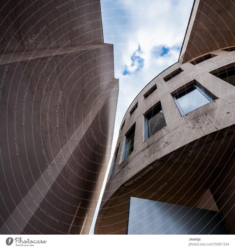 Bauwerk Architektur Perspektive himmelwärts Froschperspektive rund eckig Fenster mächtig Himmel Wolken Beton Brutalismus