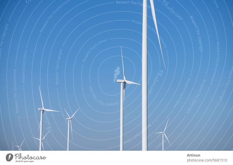 Windenergie. Windkraft. Nachhaltige, erneuerbare Energie. Windturbinen erzeugen Strom. Windpark. Nachhaltige Ressourcen. Nachhaltige Entwicklung. Grüne Technologie für nachhaltige Energie.