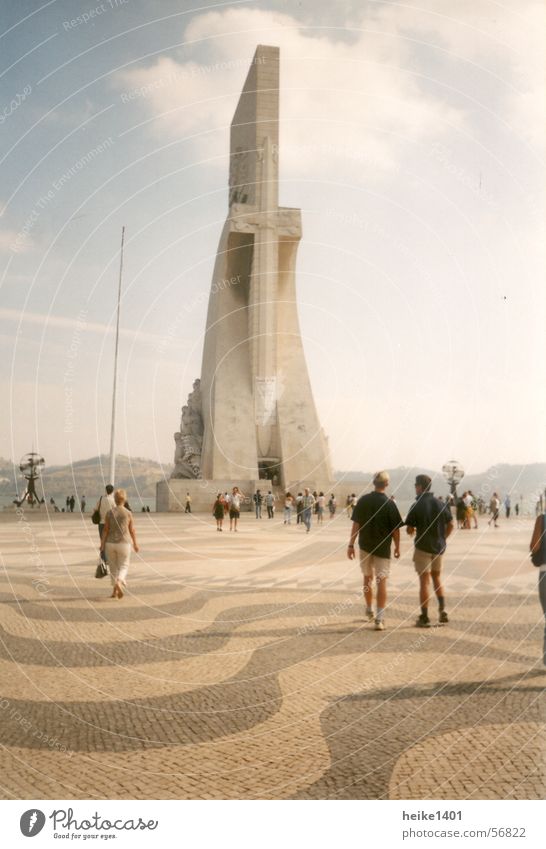 Entdecker-Denkmal Lissabon Portugal Europa Padrão dos Descobrimentos Ferien & Urlaub & Reisen Sommer Tourist Tourismus Sightseeing Kultur Bildung Außenaufnahme