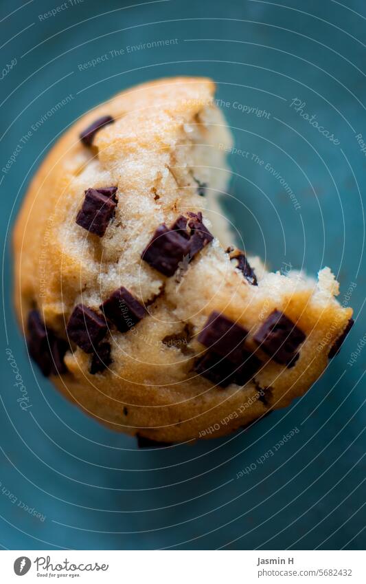 Muffin mit Biss angebissen süß lecker Farbfoto Kuchen Süßwaren Innenaufnahme Menschenleer Dessert Backwaren Lebensmittel Teigwaren Nahaufnahme Feste & Feiern