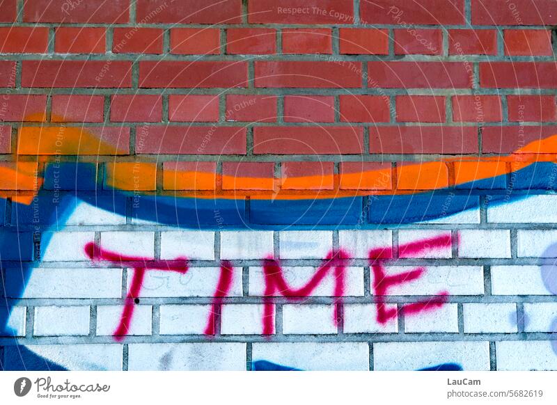 Time - Zeit ist kostbar Graffiti Zeit nutzen time Vergänglichkeit Schrift Buchstaben Wort Wand Klinkerfassade Klinkermauer bunt farbig Schriftzeichen