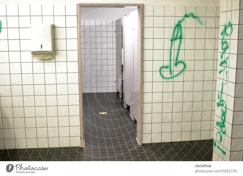 Toilette mit Penis-Graffiti grafitty graffity penis sperma bahnhof schule disco sprühdose kacheln dreck ekel schultoilette hygiene verbrechen sex