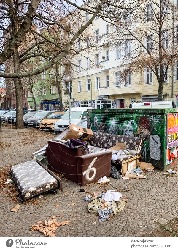 Straßenmüll in Berlin VIII metropole Freiheit Großstadt Berlin Zentrum Sonnenstrahlen urban Schönes Wetter Stadtleben Sonnenlicht Licht Historische Bauten