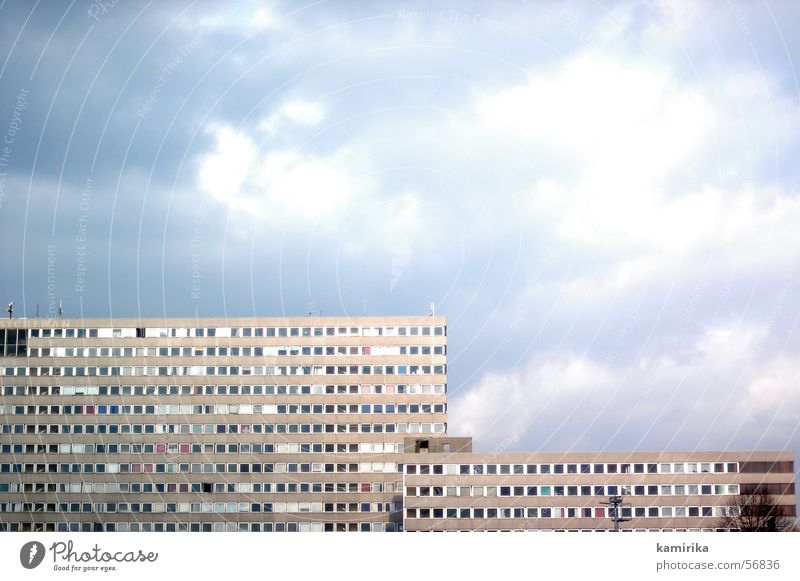 plattentektonik Plattenbau Haus Gebäude Wand Fassade Sechziger Jahre Siebziger Jahre Berlin Wolken DDR Regen Himmel Grafik u. Illustration