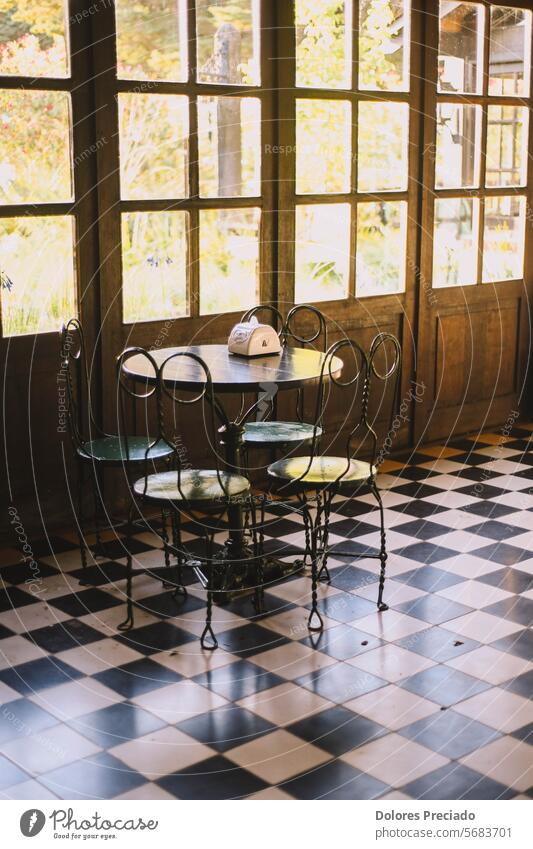 Stilvolles Bar-Restaurant, antike Möbel und schwarz-weißer quadratischer Fußboden Antiquität Appartement Architektur Hintergrund Barock schön Schlafzimmer braun
