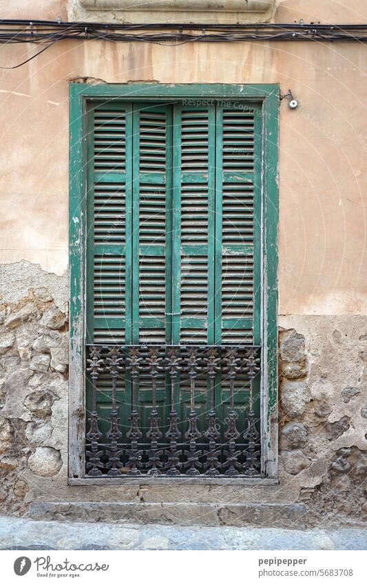 Geschlossene Klappläden/Fensterläden, Spanien Persiana fensterläden Fensterladen Fassade Haus alt Architektur Wand Gebäude Mauer Bauwerk Außenaufnahme
