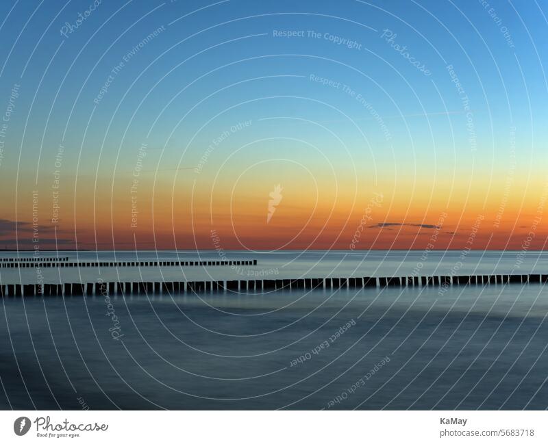 Malerische Farben beim Sonnenuntergang über der Ostsee in Mecklenburg-Vorpommern, Deutschland Meer Landschaft Küste Textfreiraum Langzeitbelichtung Wasser