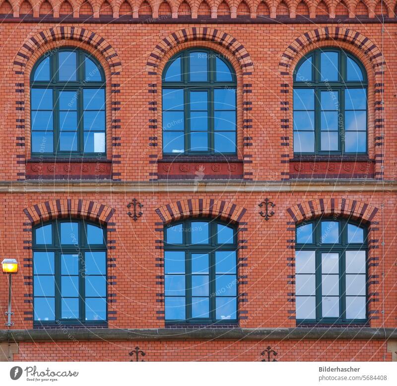 Klinkerbau mit großen Fenstern fenster hausfenster hausfassade Fassade holzfenster fensterflügel Spiegelung Symmetrie symmetrisch backstein Ziegel ziegelbau
