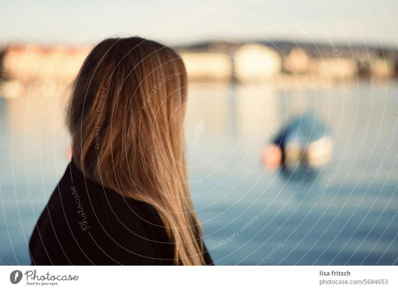 BEOBACHTEN - ZÜRICHSEE - RUHE Frau hinteransicht Haare Wasser Zürich See beobachten ruhig stille Ruhe Außenaufnahme Farbfoto Tourismus Ferien & Urlaub & Reisen