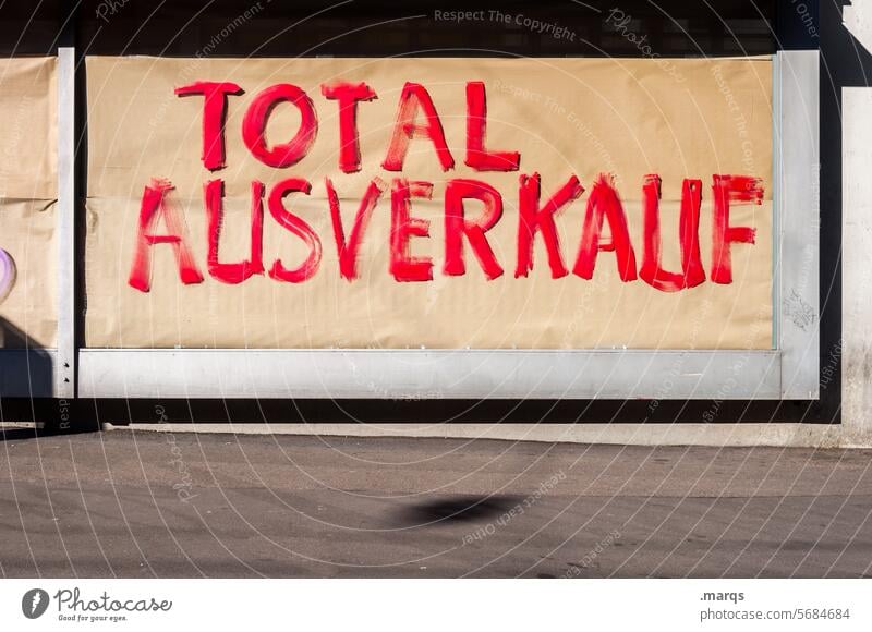 TOTAL AUSVERKAUF total angebot und nachfrage Aktion plakativ Kommunikation Konsum rot Schaufenster Druckbuchstaben Schriftbild Interesse Schnäppchen verkaufen