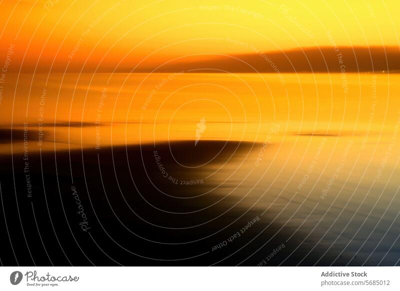 Goldene Sonnenuntergangstöne über dem ruhigen Wasser des Ozeans abstrakt golden orange Farbtöne Gelassenheit Schönheit Windstille MEER Meer Abenddämmerung