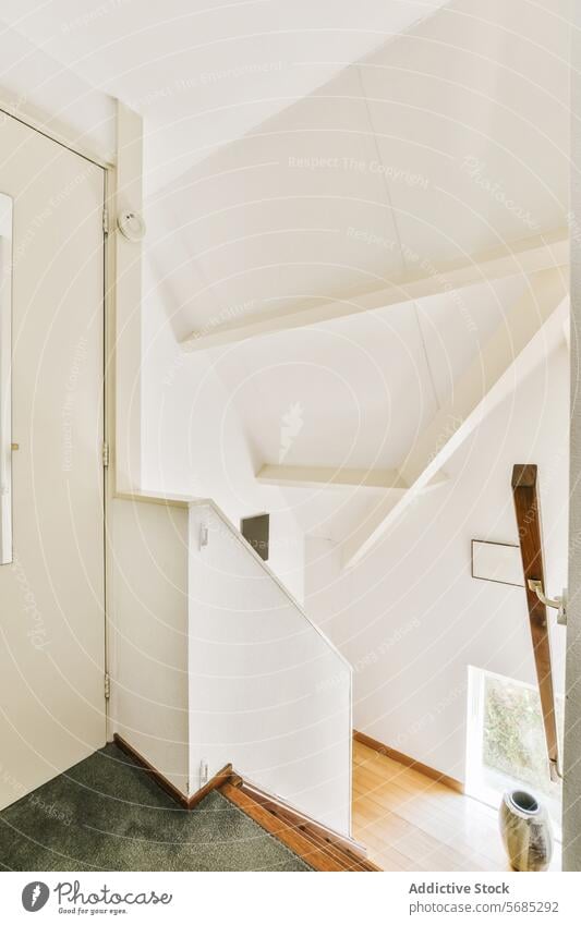 Helle Treppenhauseinrichtung mit minimalistischem Design Innenbereich Zeitgenosse weiß hölzern natürliches Licht heimwärts Architektur modern Wand Linien hell