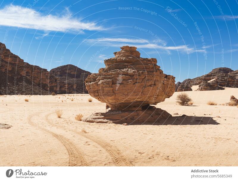 Majestätische Felsformation in der Wüste Tadrart Rouge wüst Felsen Formation Landschaft Blauer Himmel übersichtlich einsiedlerisch riesig Natur Geologie trocken