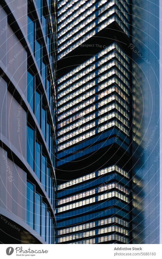 Modernes Architekturdetail in Madrid, Spanien modern Gebäude Fassade Glas Stahl Büro Wolkenkratzer Zeitgenosse urban Großstadt Struktur Design