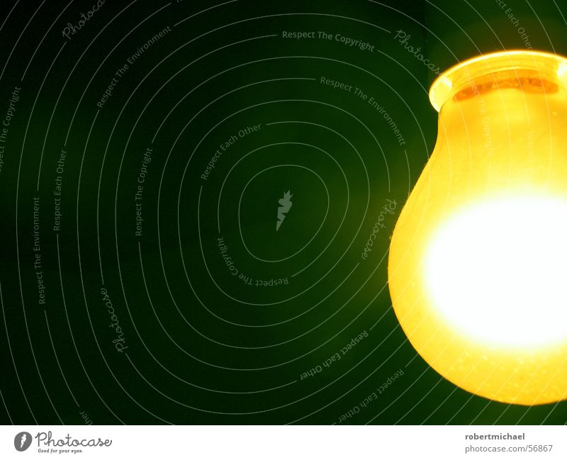 Gelber Glüher 1 Licht Lampe Heiligenschein Halo Glühbirne Wand dunkel Elektrizität Erkenntnis hell erleuchten angezündet Romantik Dinge zünden Brainstorming