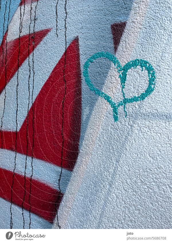 Türkises Graffitiherz auf einer rot und weiß bemalten Wand Herz herzförmig Liebe Urlaubsgrüße Urlaubsstimmung Liebeserklärung Romantik Treue liebevoll