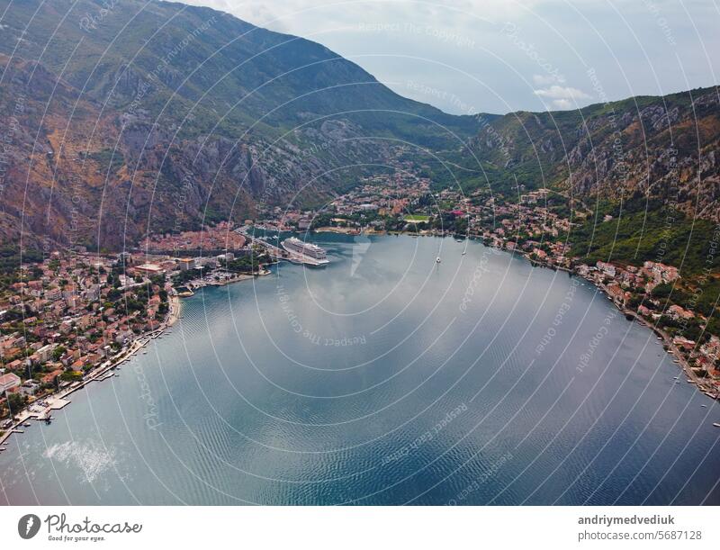 Aerial Drohne hohe Ansicht von Kotor Bucht, Boka Kotorska und Küstenstadt Kotor, Cattaro, in Montenegro. Lage Ort berühmten Ferienort Montenegro. Adriatischen Fjord umgeben von schroffen Bergen