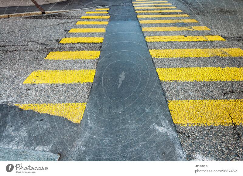 getrennte Wege Mitte Straße Zebrastreifen gelb grau Asphalt Verkehrswege Wege & Pfade Ziel Leben Streifen Sicherheit Symbole & Metaphern Fußgänger anders