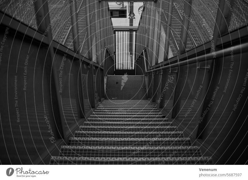 Analogfotografie Berlin, abgesperrte Treppe zu einem Bahnsteig analog analoge fotografie Analoges Foto analoges Bild Analogfoto, analog, schwarzweiss,