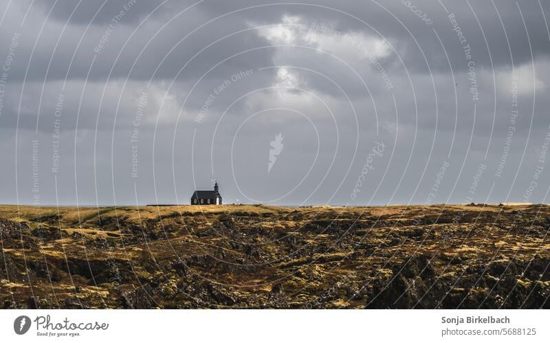 Die schwarze Kirche von Budir auf Island, Búðakirkja isländisch Landschaft Natur Außenaufnahme Ferien & Urlaub & Reisen Menschenleer Küste Umwelt Himmel