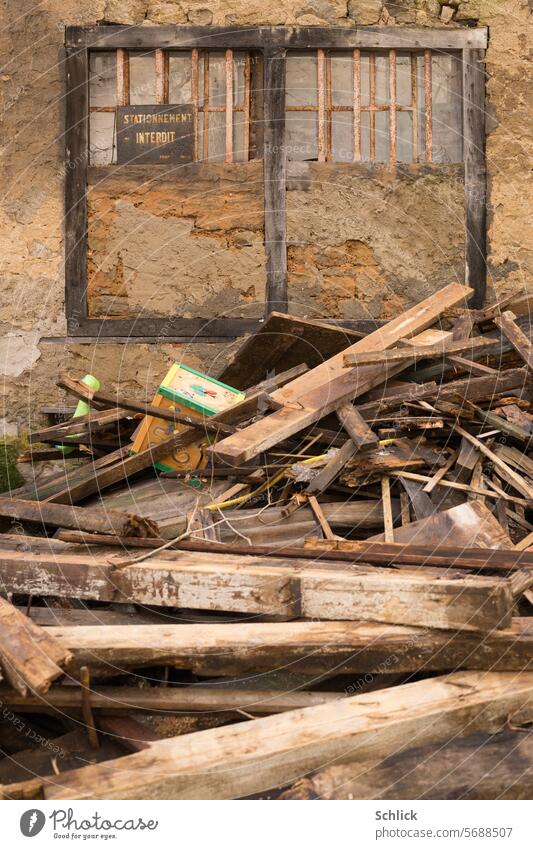 Alles ist überall verboten Holz Müll Fassade Schild französisch interdit Verbot Fachwerk lächerlich Durcheinander Abfall Haufen schild Schilder & Markierungen