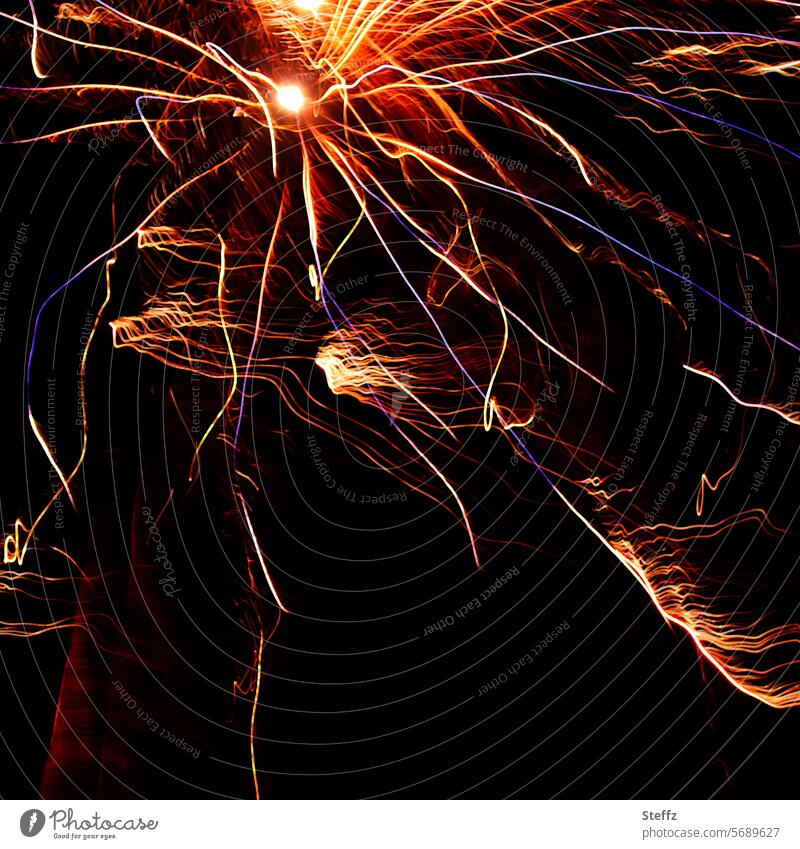 Feierlaune Feuerwerk Feuerwerksraketen Funken Funkenflug knallen Silvesterparty festlich Funken fliegen feiern böllern leuchten Farbexplosion Abstraktion