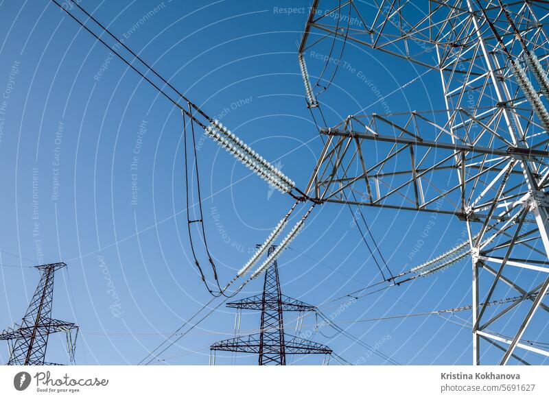 Hochspannungsumspannwerk.Weltweite Stromkrise.Stahlmasten zur Stromübertragung Angriffe Filmriss blau Kabel Wolken Anschluss Konstruktion aktuell Gefahr