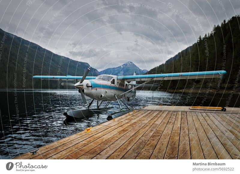 Ein Wasserflugzeug in den Fjorden Alaskas am Pier reisen Flugzeug Transport Verkehr Fluggerät Urlaub MEER Tourismus Schwimmer Luftverkehr Ebene Fliege Natur