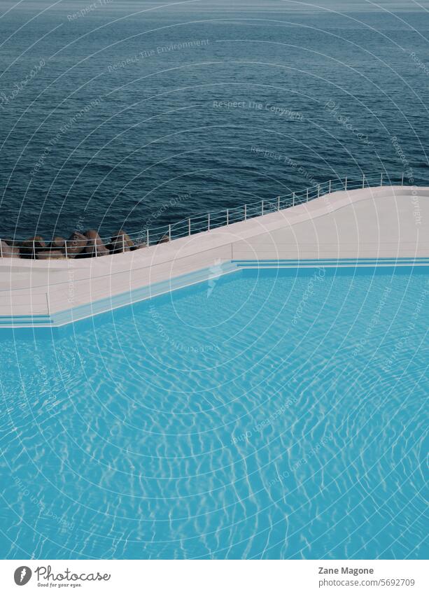 Schwimmbad am Meer, minimalistische Sommer und Urlaub Hintergrund Schwimmsport blau minimalistischer Hintergrund Sommerurlaub altes Geld Reichtum