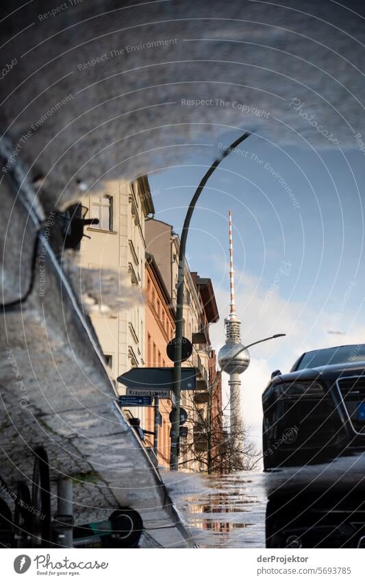 Berliner Sehenswürdigkeiten in der Pfütze VIII Winter immobilien wohnen Textfreiraum oben Berlin-Mitte Hauptstadt Hochhaus Urbanisierung Textfreiraum rechts