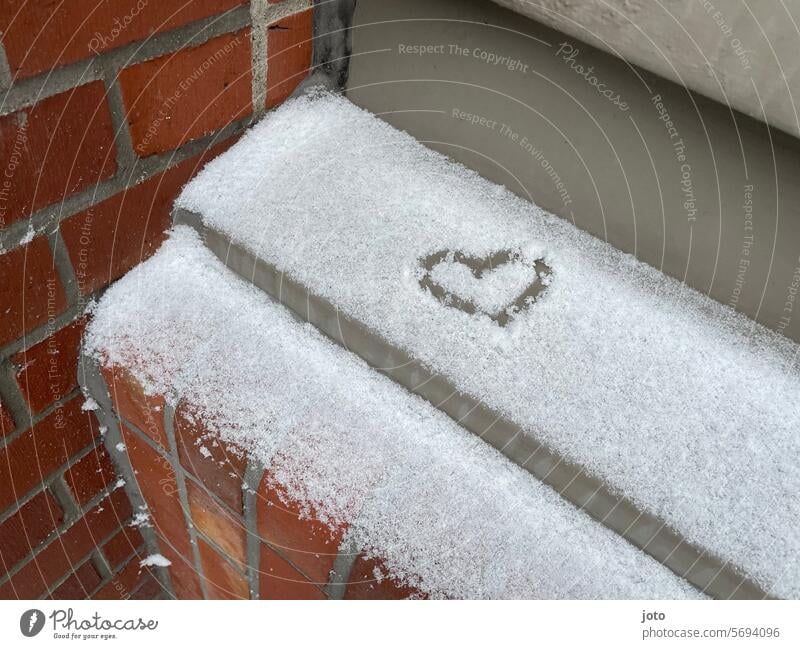 Herz im Schnee gemalt herzförmig Liebe Urlaubsgrüße Urlaubsstimmung Liebeserklärung Romantik Treue liebevoll Verliebtheit verliebt Steine Personal Gedächtnis