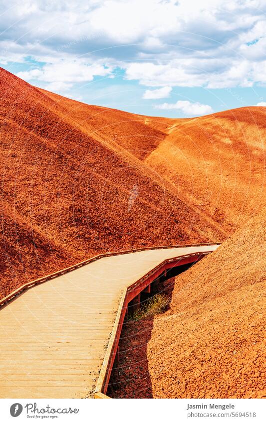 Painted Hills Oregon Brücke USA Landschaft painted hills Geologie bunte Hügel Naturwunder Nationalpark Wanderweg Aussichtspunkt Fotografie Erdfarben