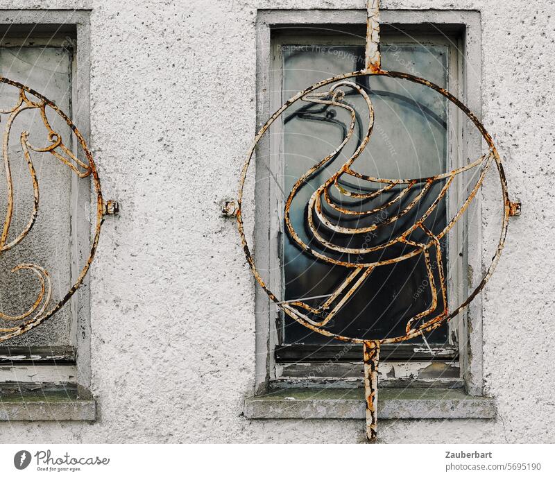 Fenstergitter, schmiedeeisern, zeigt eine Ente geschmiedet kunstvoll verrostet Rost skurril DDR anmutig schreiten alt Wandel & Veränderung Metall
