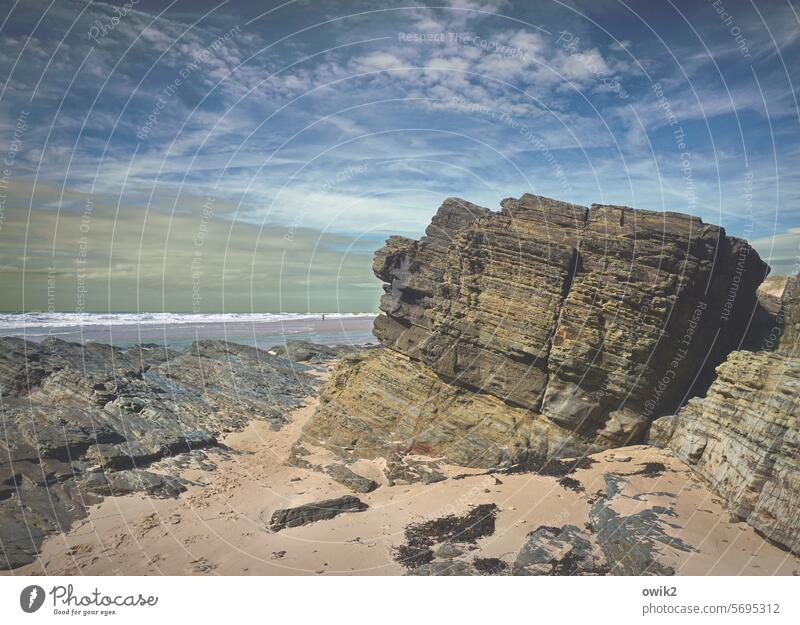 Nasenstein Felsbrocken Gestein groß wuchtig schwer Strand Atlantikküste Normandie Frankreich Landschaft Himmel Kondensstreifen Schleierwolken Meer Küste Wasser