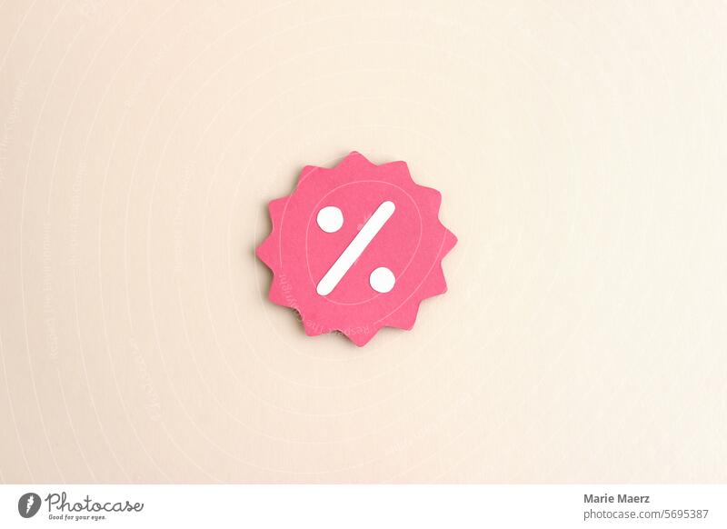 Reduziert - Runder Badge mit Prozent-Zeichen Konzept Rabatt Marketing Angebot Papierschnitt rosa Preis Werbung Einzelhandel Sale verkaufen Schilder