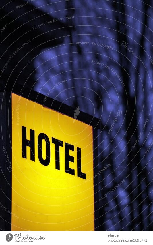 gelbes Leuchtreklameschild HOTEL in der späten Dämmerung Hotel Übernachtung Zimmerbuchung Zimmervermittlung Reklame Reklameschild Übernachtungsmöglichkeit
