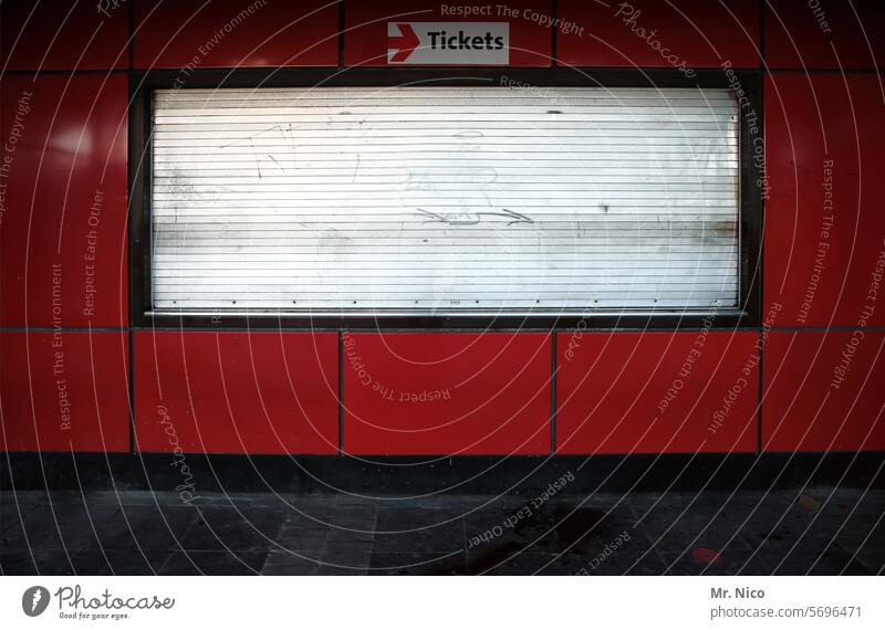 Tickets to go ticketschalter Fenster Kiosk geschlossen underground Fliesen u. Kacheln U-Bahn Rolladen Pfeil düster Bahnhof Station silber rot Durchgang