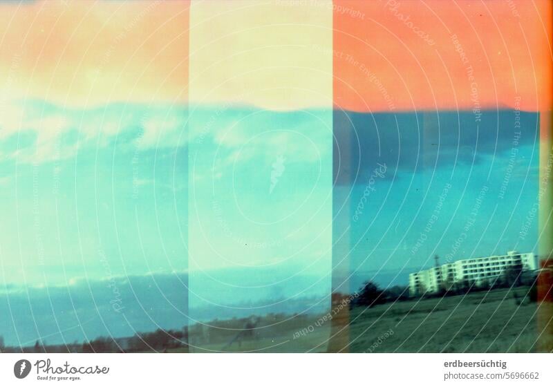Experimentelle Retro-Landschaft im Splitscreen: schräg aufgenommenes, mehrfach belichtetes, banales Porträt eines Plattenbaus im Feld mit rotem Lichteinfall