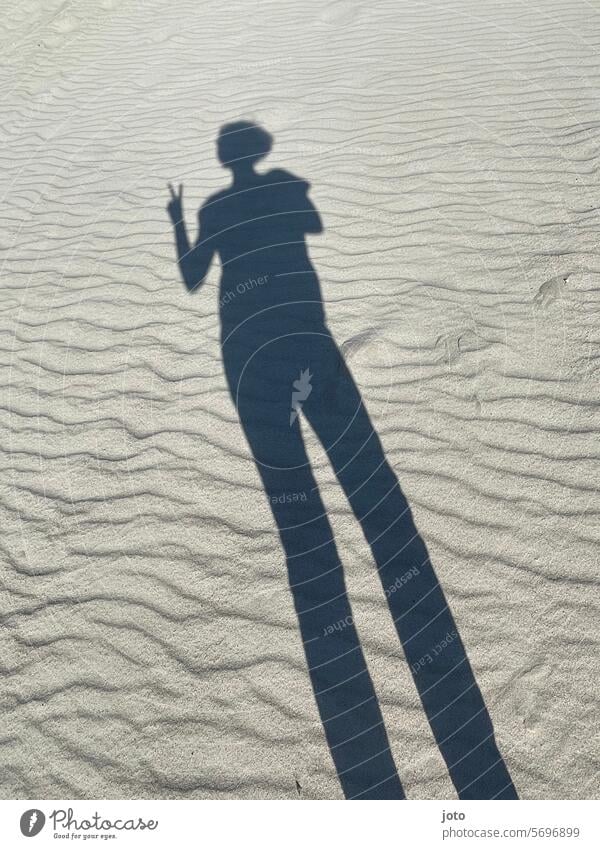 Silhouette einer Person als Schatten auf gewelltem Sandboden silhouetten Schattenwurf Schattenbild Schattenspiel Kontrast Licht & Schatten Strukturen & Formen