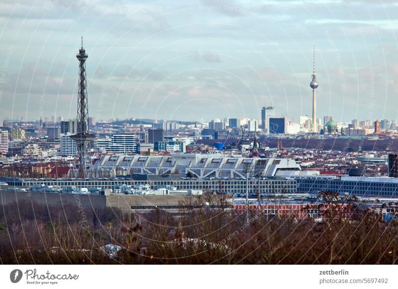 Links Funkturm, rechts Fernsehturm, dazwischen das ICC architektur berlin büro city deutschland fassade fenster ferne gebäude hauptstadt haus himmel hochhaus